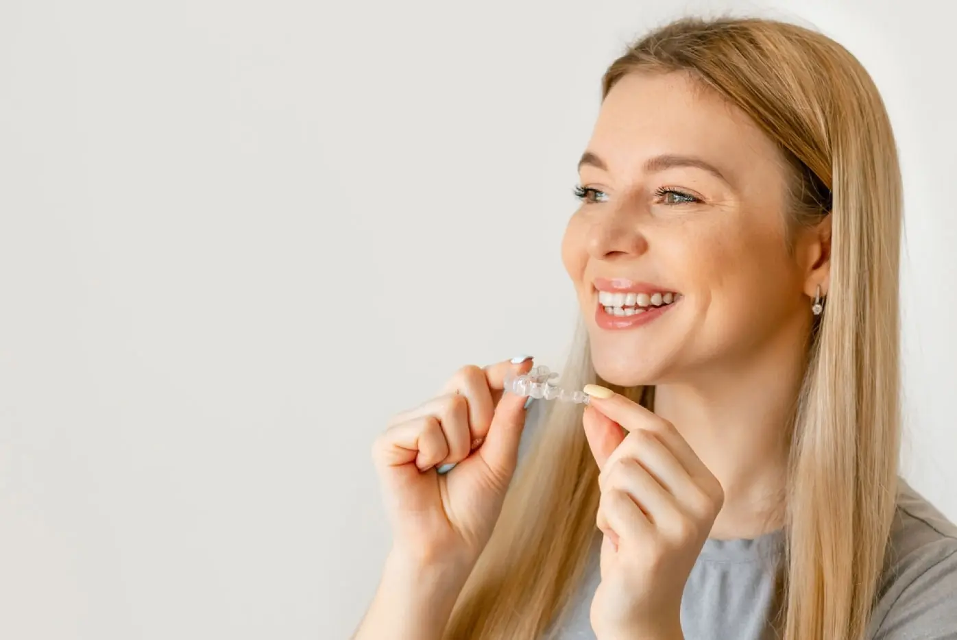 Chica joven con aparato de ortodoncia invisible