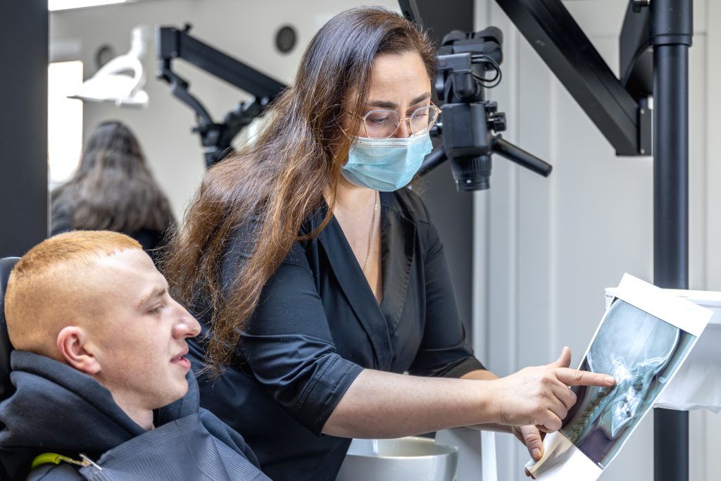 Explicacion de una radiografia dental al paciente
