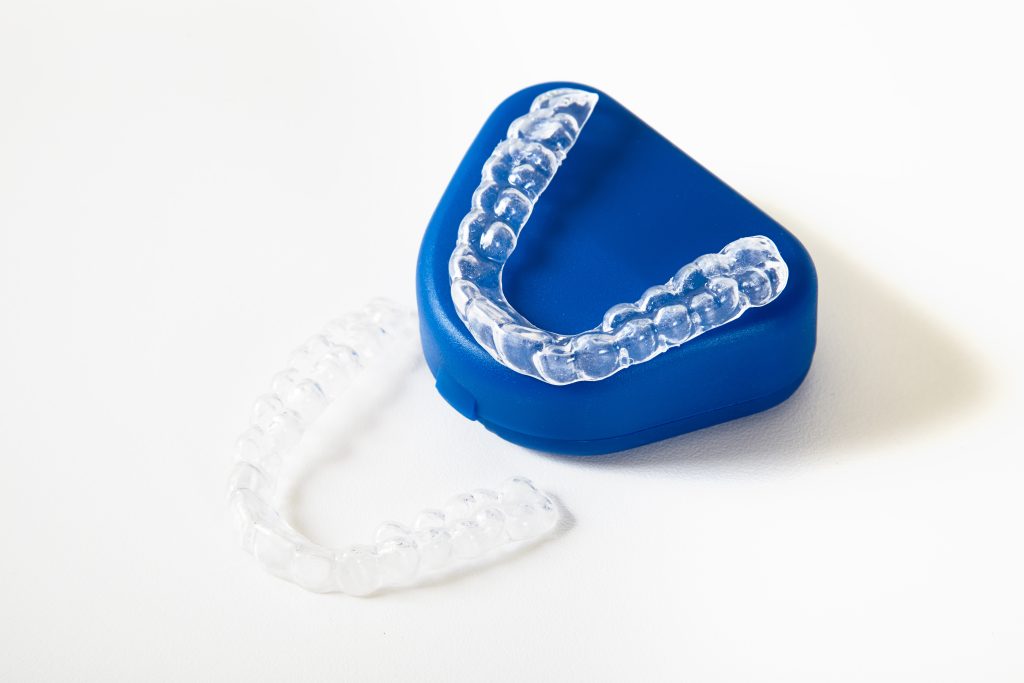 Ferulas transparentes junto a su estuche
