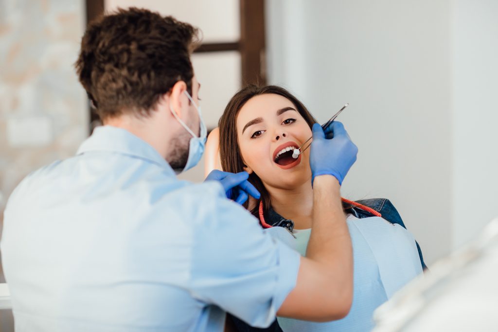 Profesional realizando una limpieza dental en el gabinete