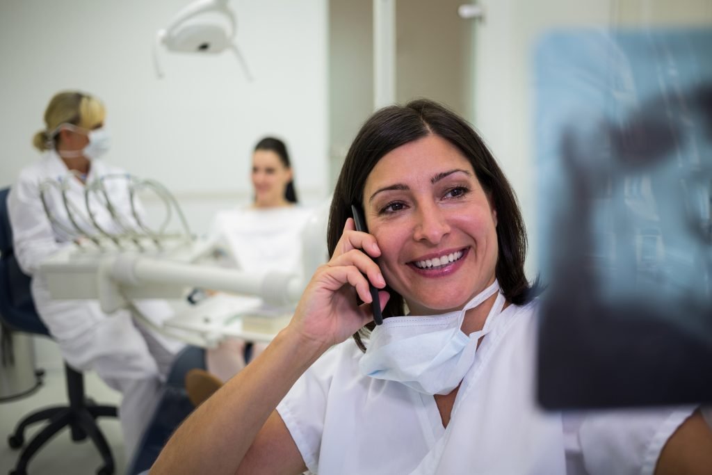 Profesional revisando un informe radiologico